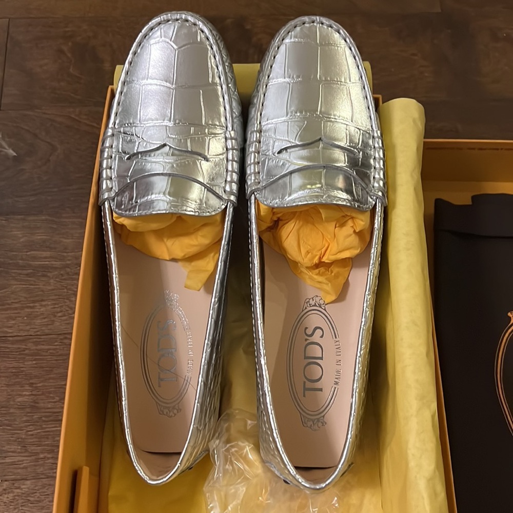 New in box Tod’s Gommino driving shoes loafers silver crocodile 37